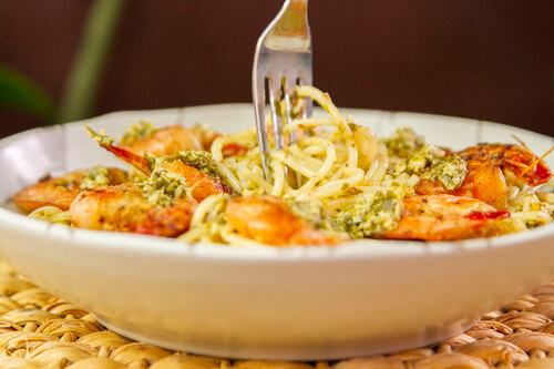 Receita de Spaghetti com Camarões ao Pesto de Coentro: Sabor e Praticidade